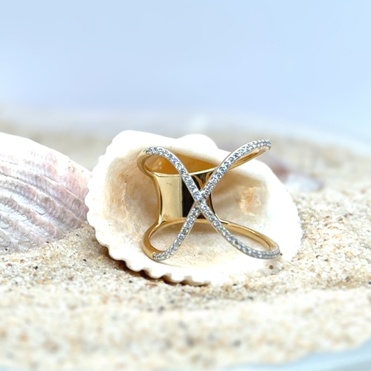 Side view of 18kt yellow gold infinity ring set with round brilliant diamonds