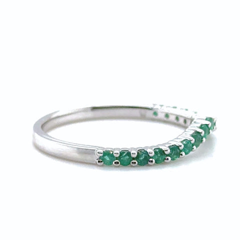 Round emerald wedding band detail close-up