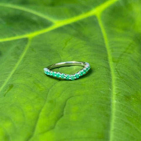 Contoured bridal ring set with emerald stones