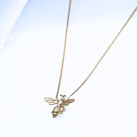 Bee necklace yellow gold – meaningful pendant design
