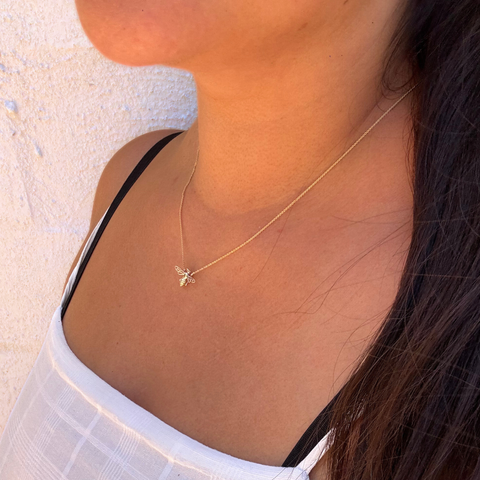 Bee pendant necklace in 9kt yellow gold – close-up detail