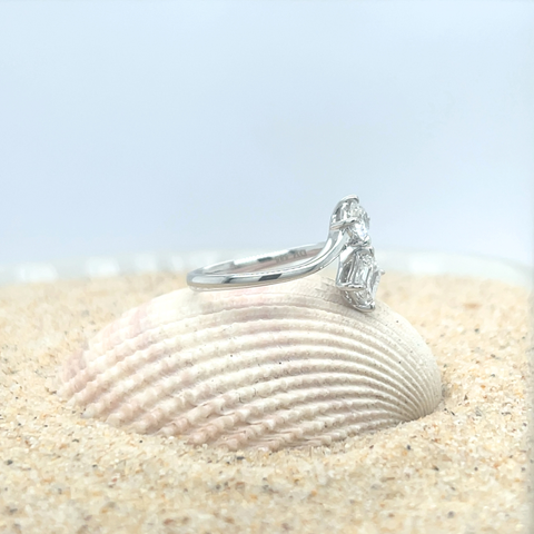 Modern Toi et Moi engagement ring in white gold