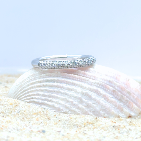 18kt gold diamond band displayed on shell, fine jewellery lifestyle photo