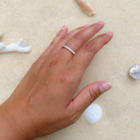 Diamond band in 18kt white gold with round brilliant diamonds, classic design