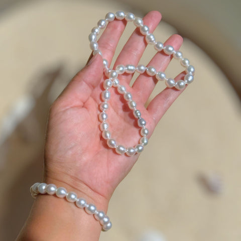Graduated South Sea pearl necklace detail